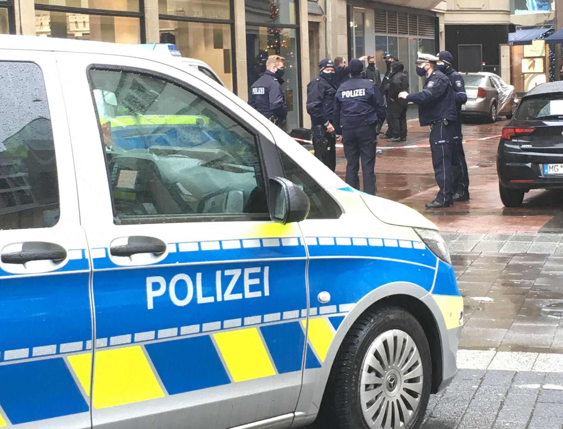 Polizei ist auf der Kö in Düsseldorf im Einsatz (Archivfoto).