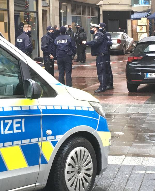 Polizei ist auf der Kö in Düsseldorf im Einsatz (Archivfoto).