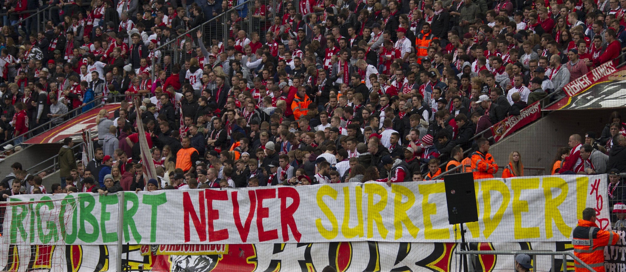Rigobert Song-Plakat im FC-Stadion.