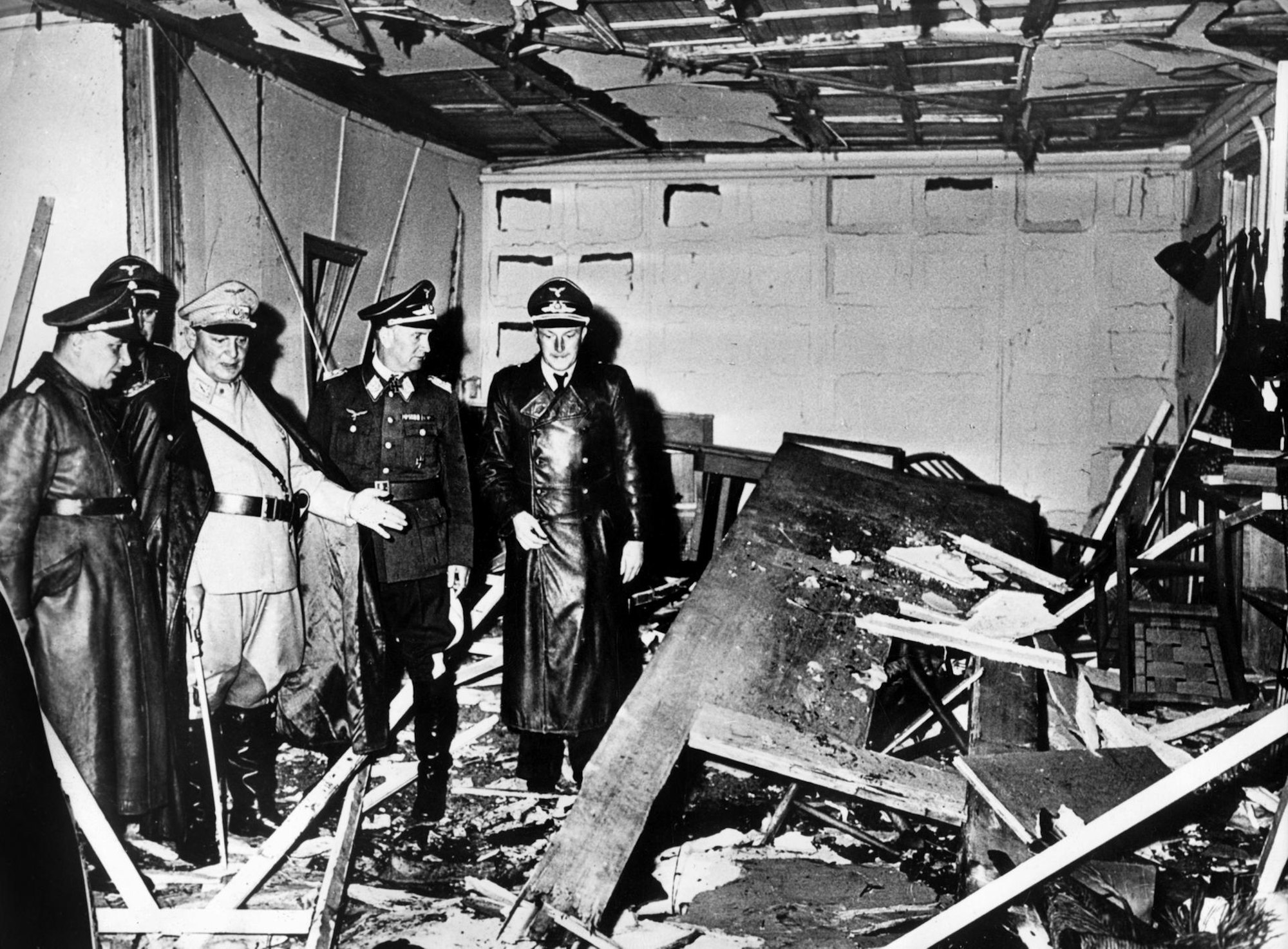 Besichtigung der durch das Attentat in der Wolfsschanze entstandenen Schäden