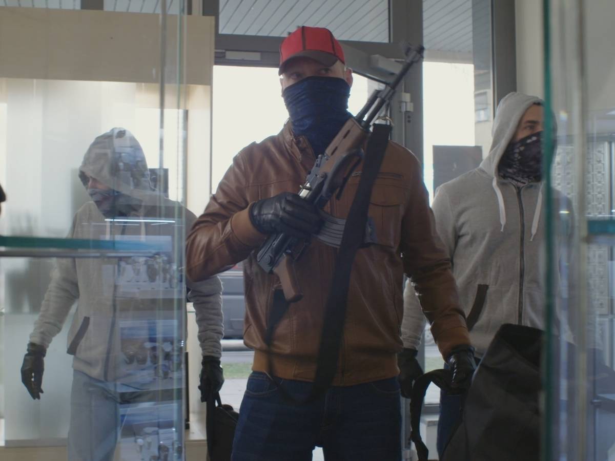 Drei vermummte Männer betreten ein Juweliergeschäft, einer ist mit einem Sturmgewehr bewaffnet.