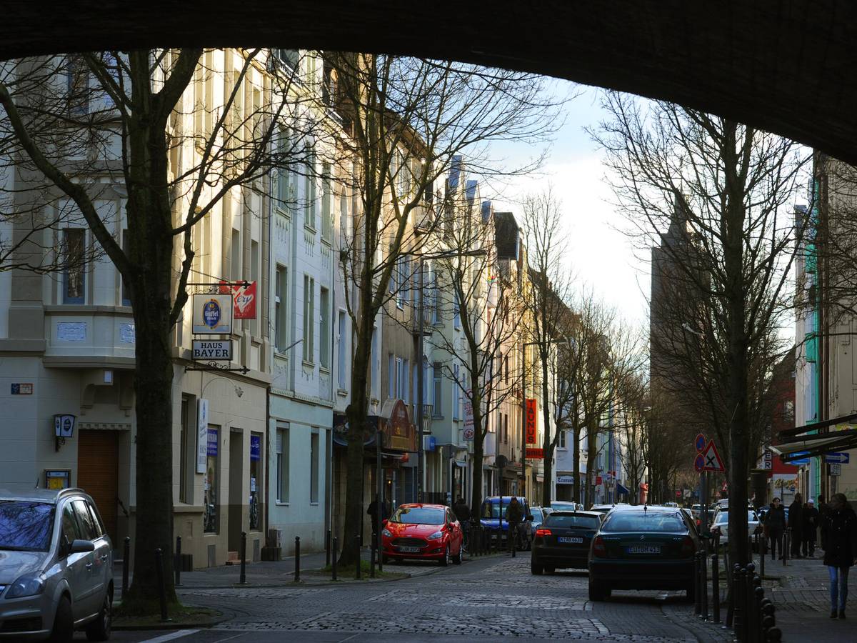 Auf der Taunusstraße in Köln wurde eine schwangere Frau von einem Mann geschlagen.