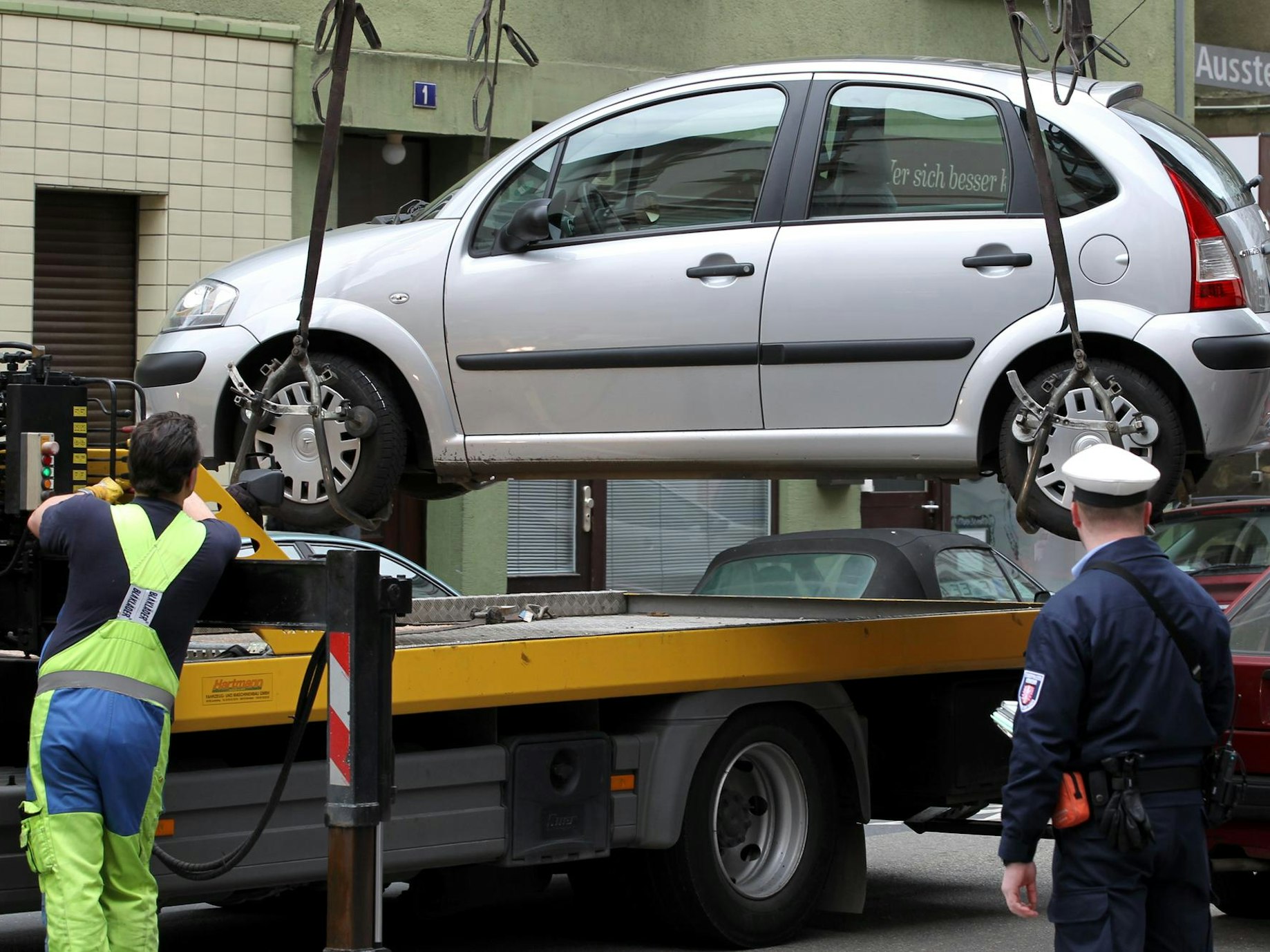 Ein Auto im Halteverbot wird abgeschleppt
