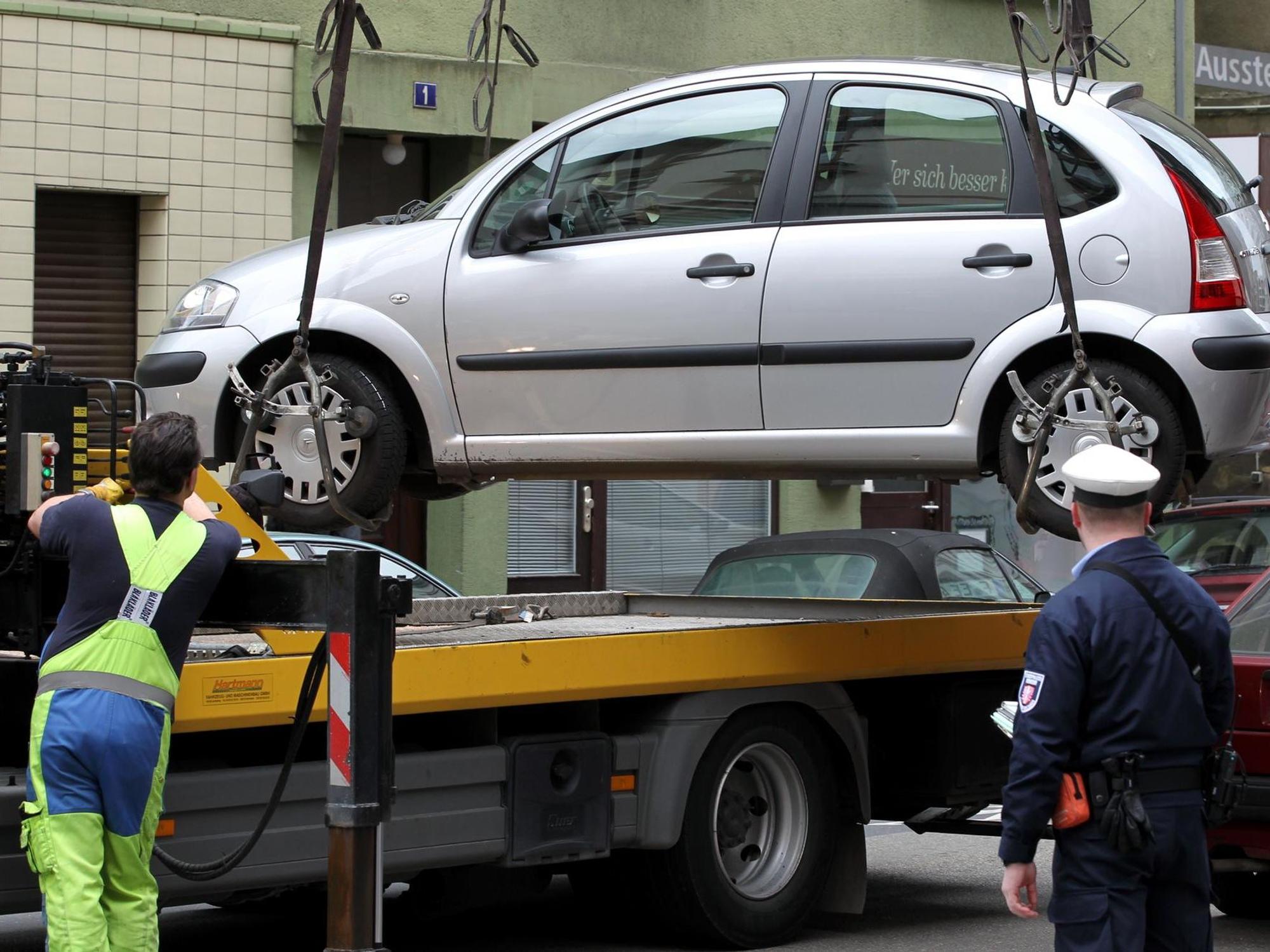 Ein Auto im Halteverbot wird abgeschleppt