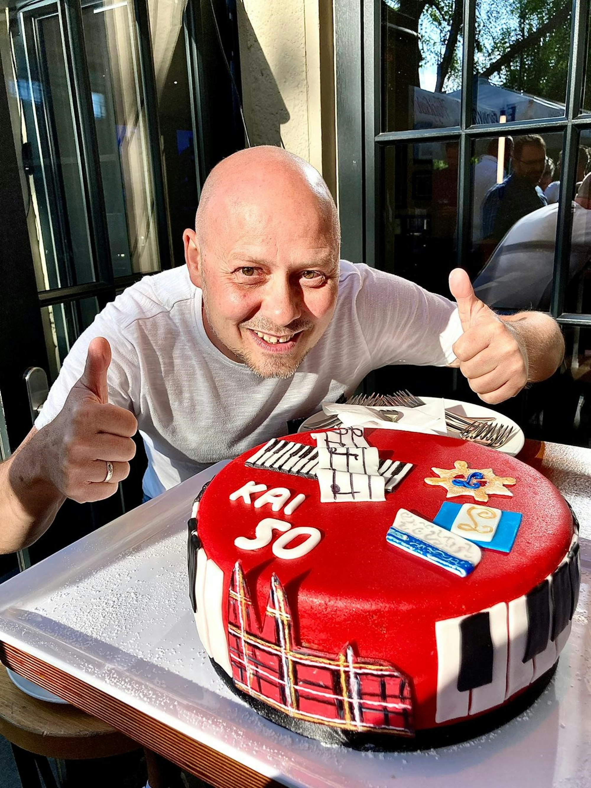 Kai Engel bekommt Torte zum 50
