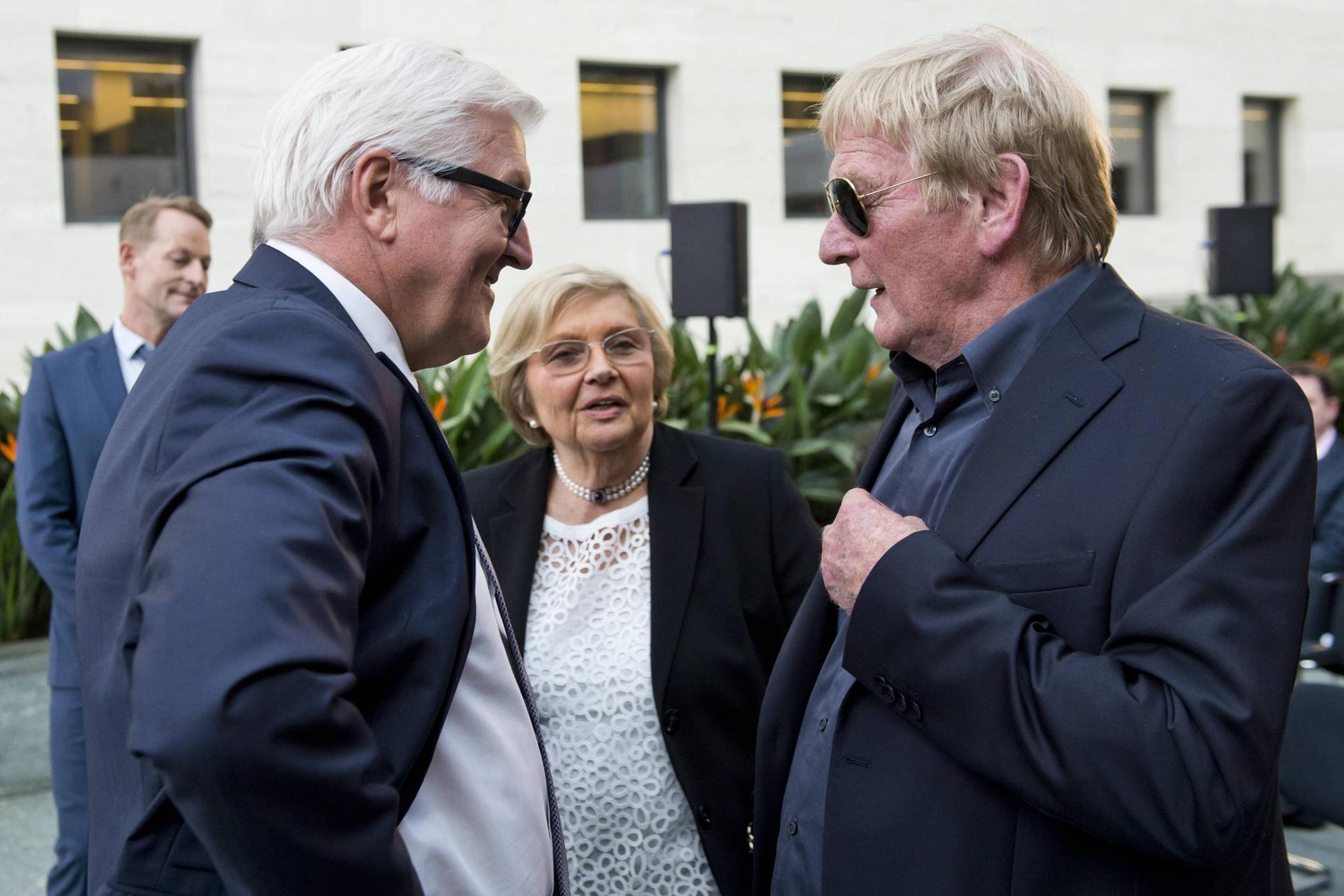 Karl-Heinz Schnellinger mit Bundespräsident Frank-Walter Steinmeier