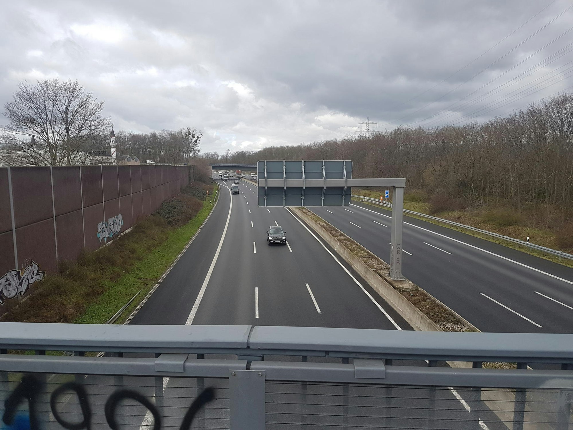 Blick auf die A57 von einer Brücke aus.