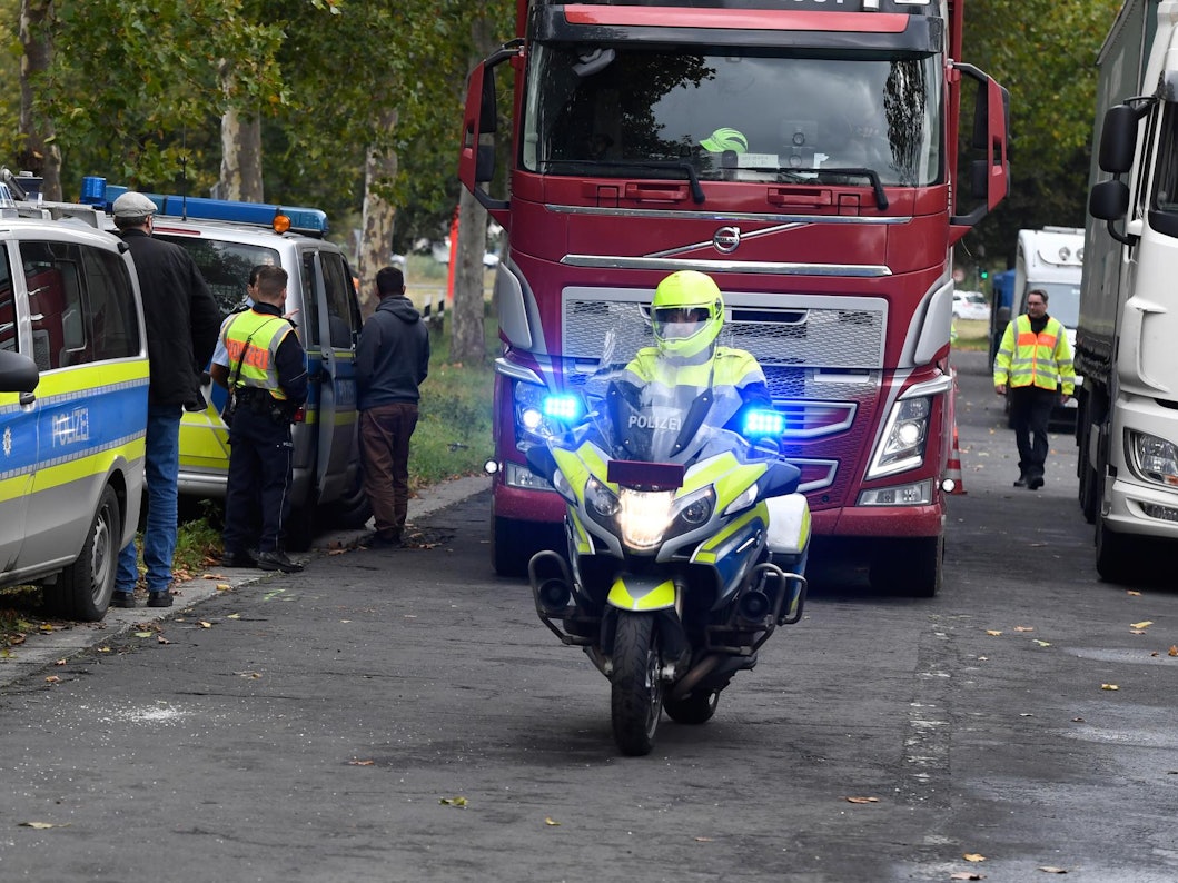 Die Polizei bringt einen Lkw zu einer Kontrollstelle in Köln.