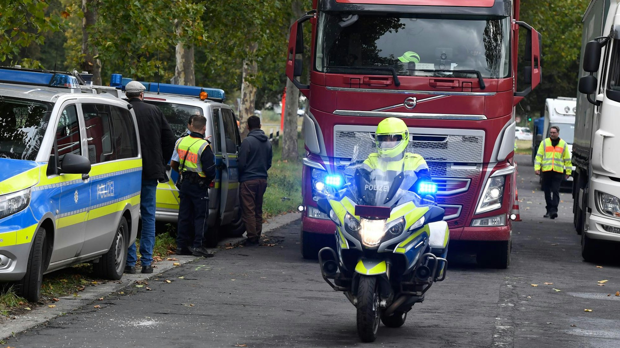 Die Polizei bringt einen Lkw zu einer Kontrollstelle in Köln.