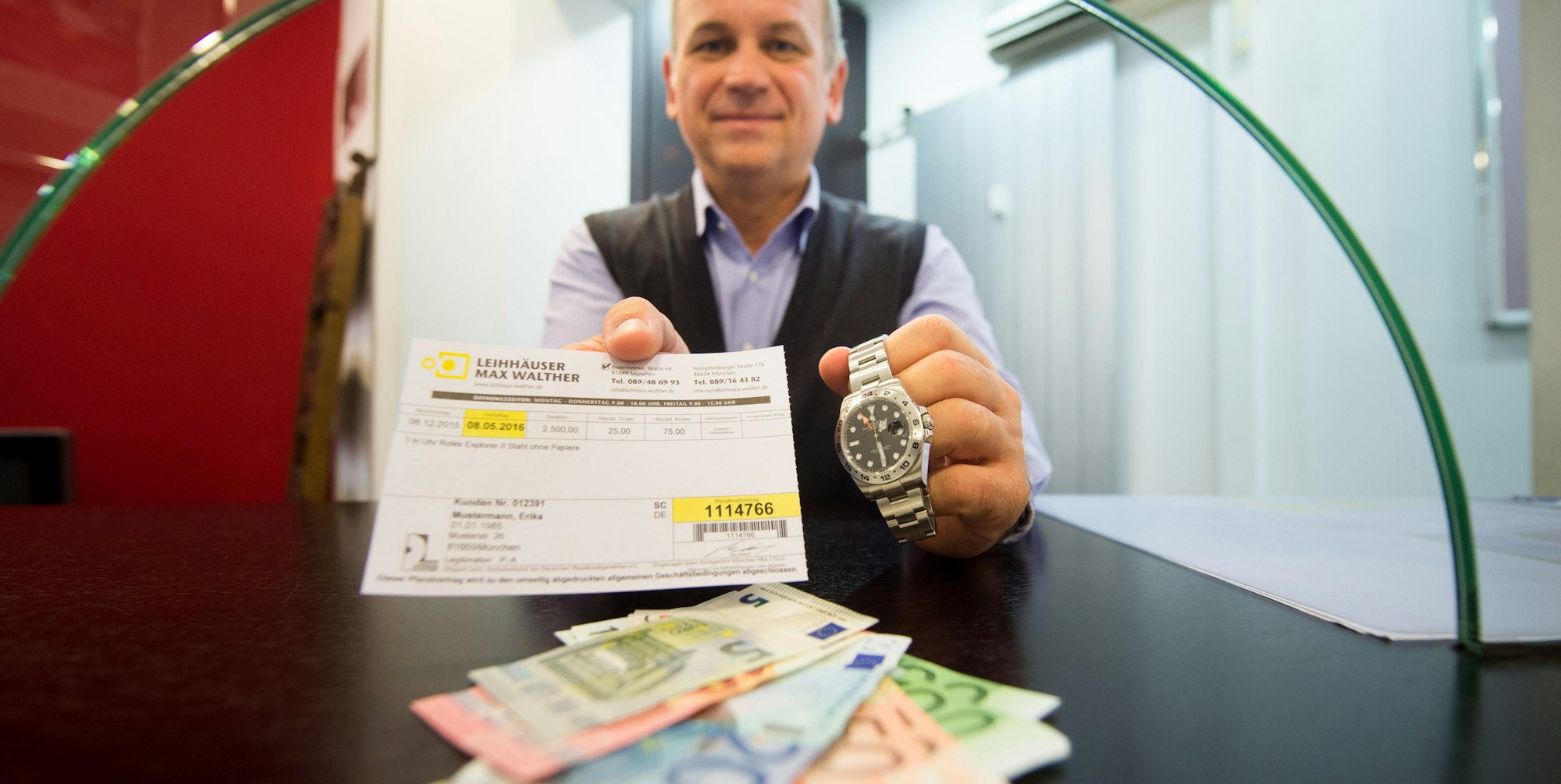 Mitarbeiter im Pfandleihhaus