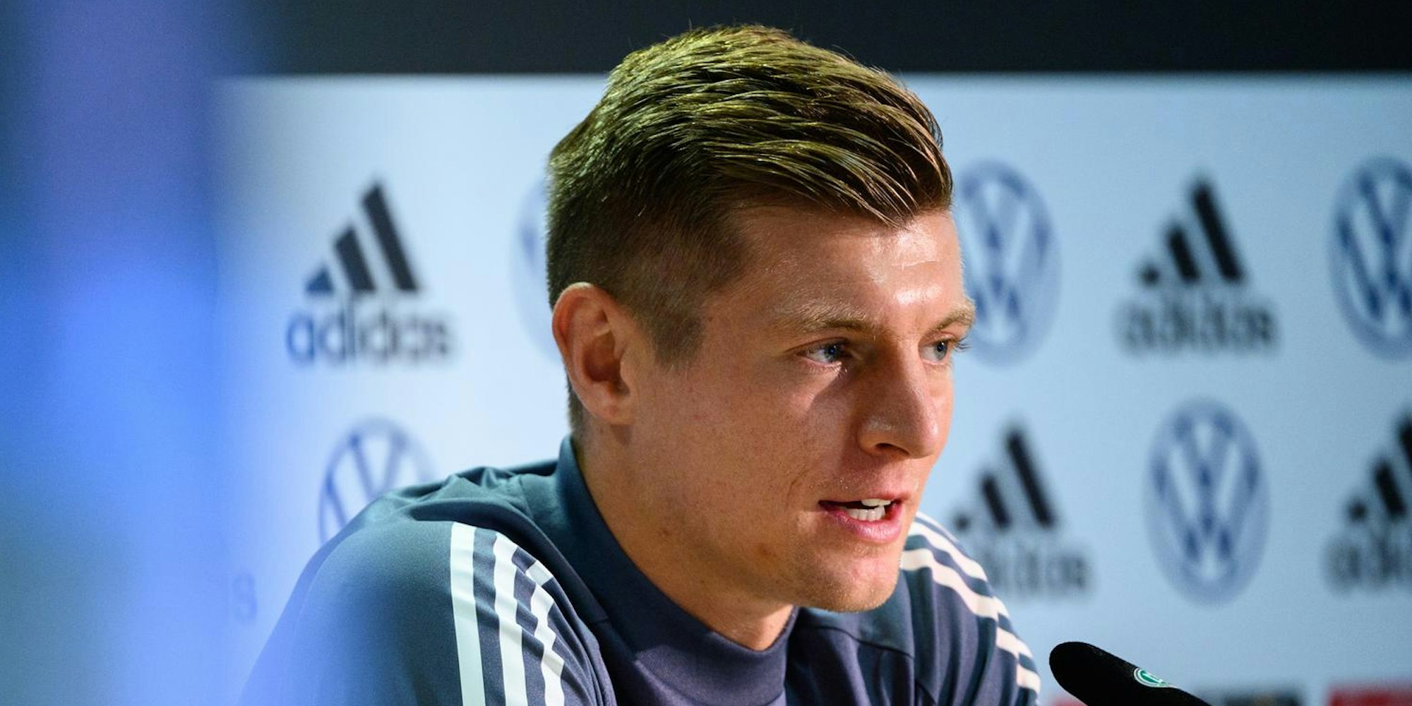 Toni Kroos spricht bei einer Pressekonferenz der Nationalmannschaft.
