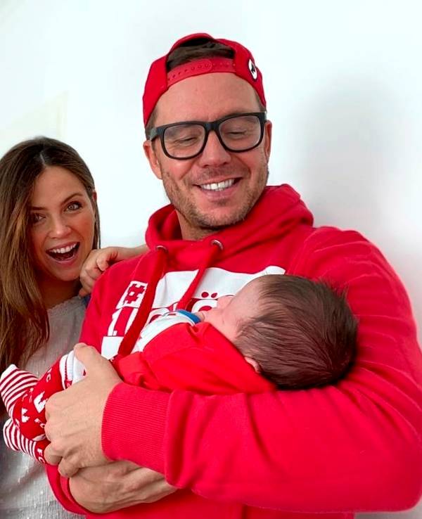 Ballermannstar Lorenz Büffel und Ehefrau Emily mit Baby Leo im FC-Dress.
