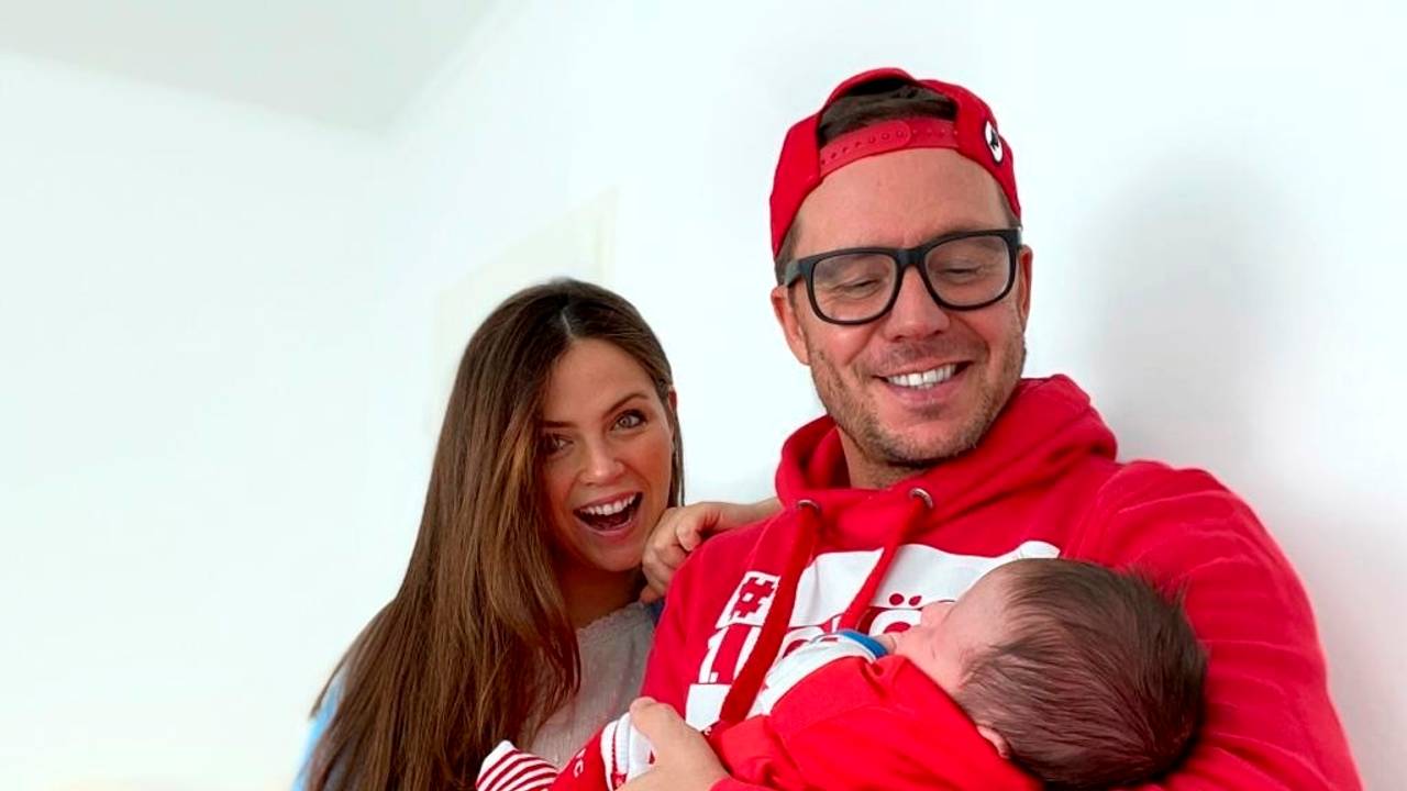Ballermannstar Lorenz Büffel und Ehefrau Emily mit Baby Leo im FC-Dress.