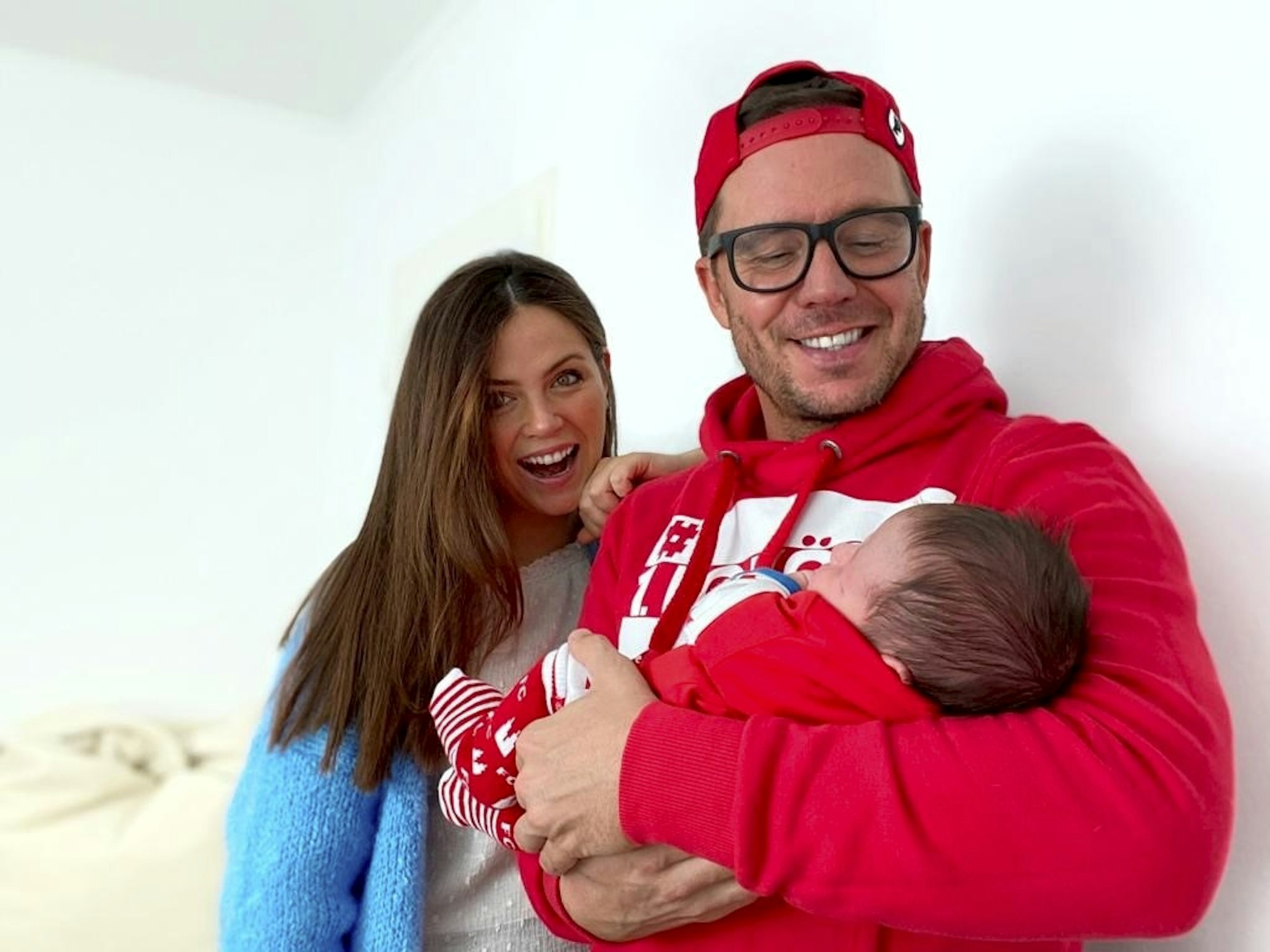 Ballermannstar Lorenz Büffel und Ehefrau Emily mit Baby Leo im FC-Dress.