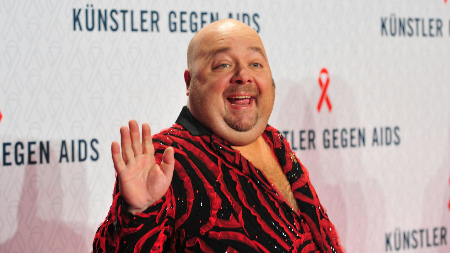 Dirk Bach winkt seinen Fans zu.