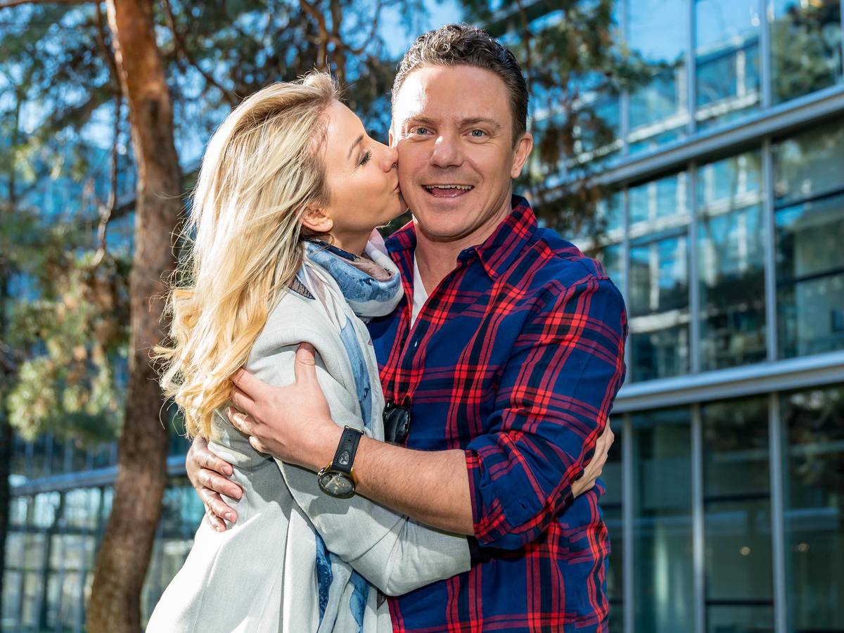 Stefan Mross bei Immer wieder sonntags: War er – Hier auf einem Archivbild mit Anna-Carina Mross – etwa übernächtigt wegen Florian Silbereisens Geburtstag