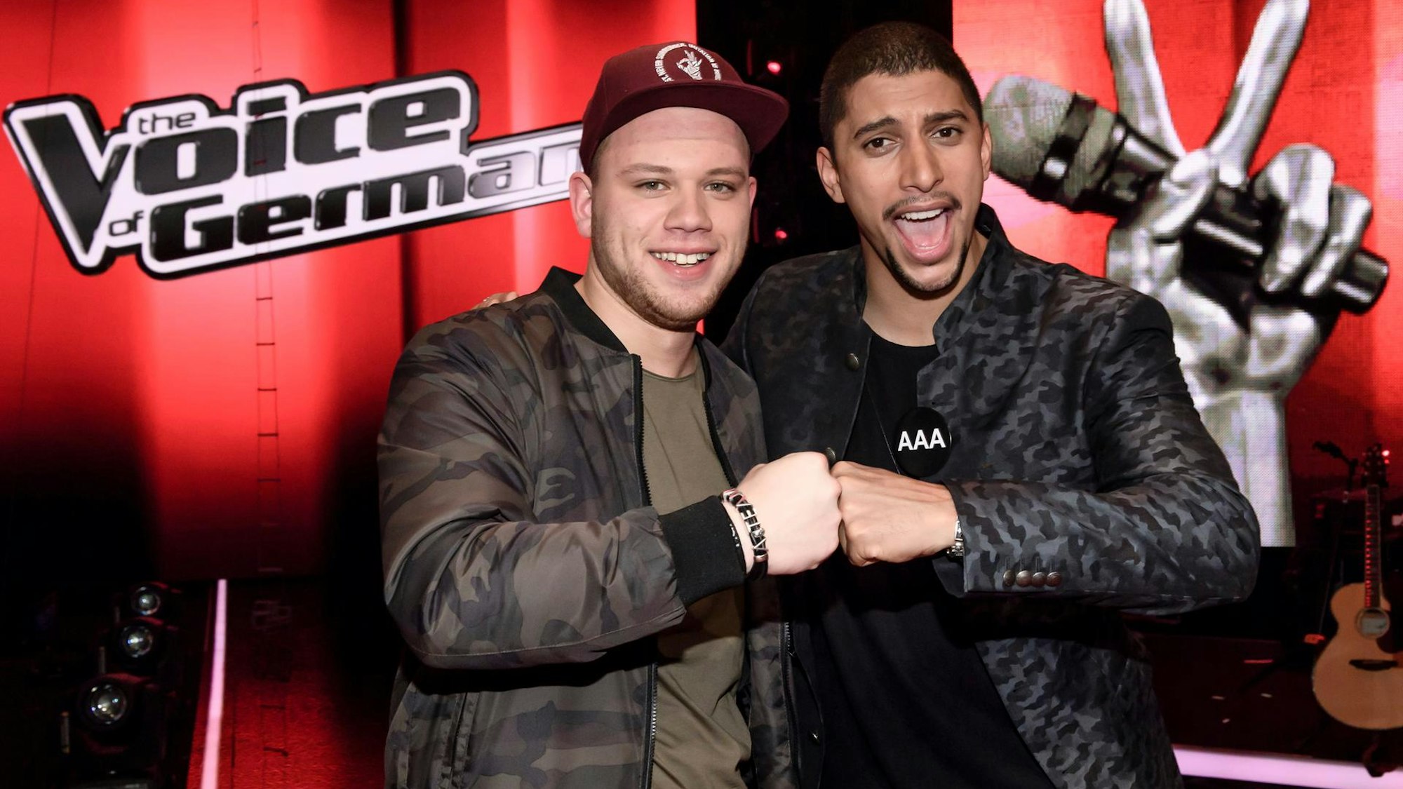 Tay Schmedtmann und sein Coach Andreas Bourani posieren für die Kamera.