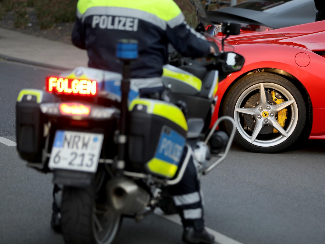 Kölner Polizei stoppt Raser nach illegalem Rennen