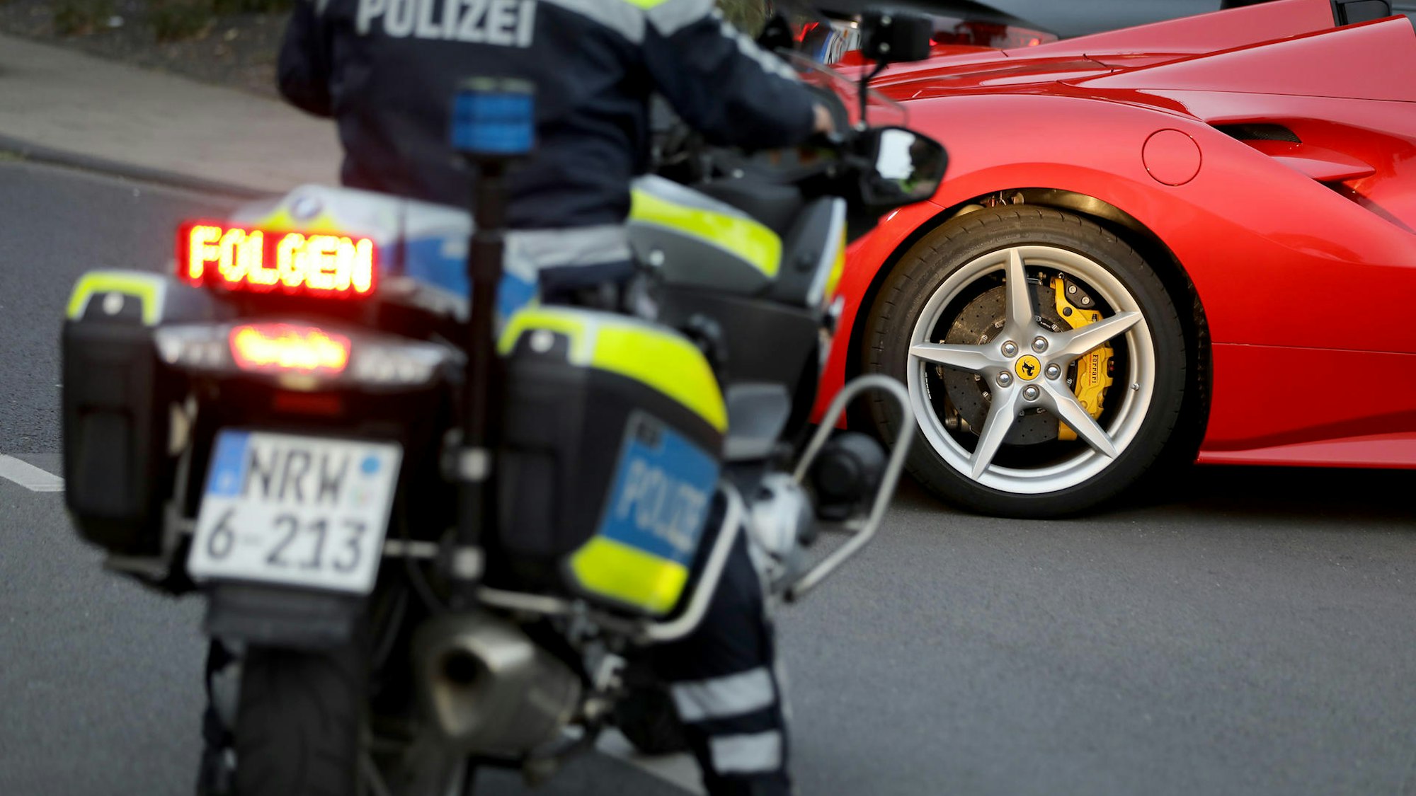 Kölner Polizei stoppt Raser nach illegalem Rennen