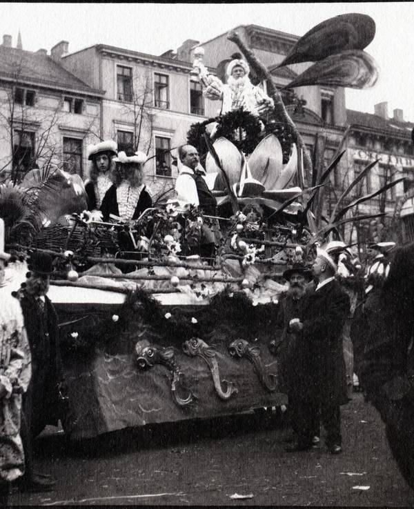 Karnevalsprinz Ferdinand Kaiser winkt vom Prinzenwagen herunter.