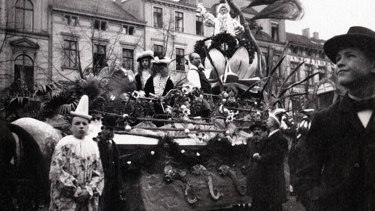 Karnevalsprinz Ferdinand Kaiser winkt vom Prinzenwagen herunter.