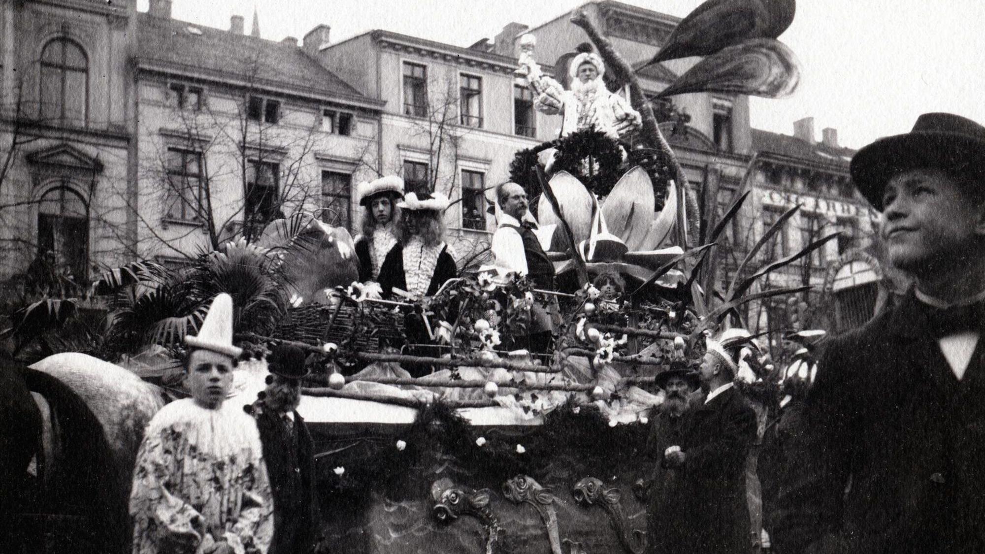 Karnevalsprinz Ferdinand Kaiser winkt vom Prinzenwagen herunter.