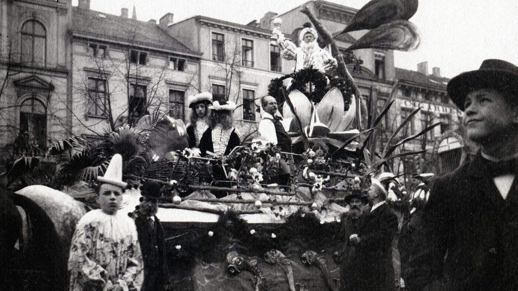 Karnevalsprinz Ferdinand Kaiser winkt vom Prinzenwagen herunter.