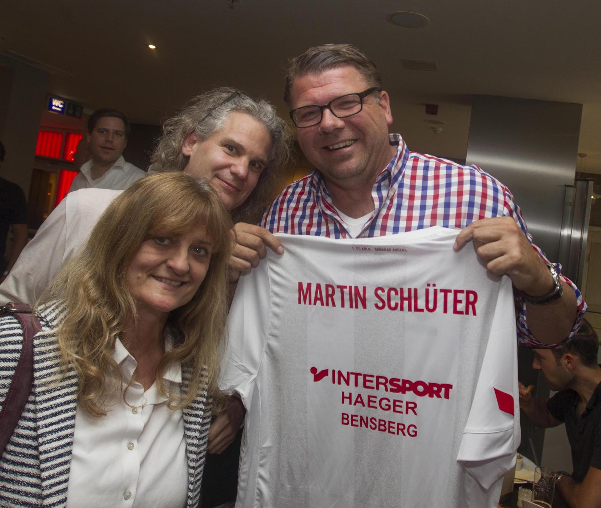 Martin Schlüter und ein Trikot mit seinem Namen