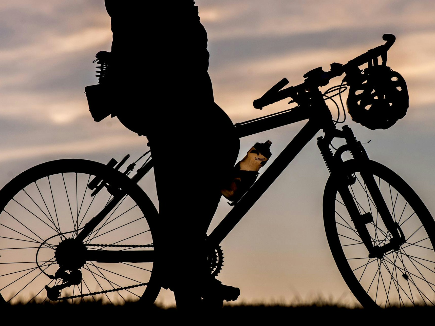 Der Fahrer eines Moutainbikes macht eine Pause.