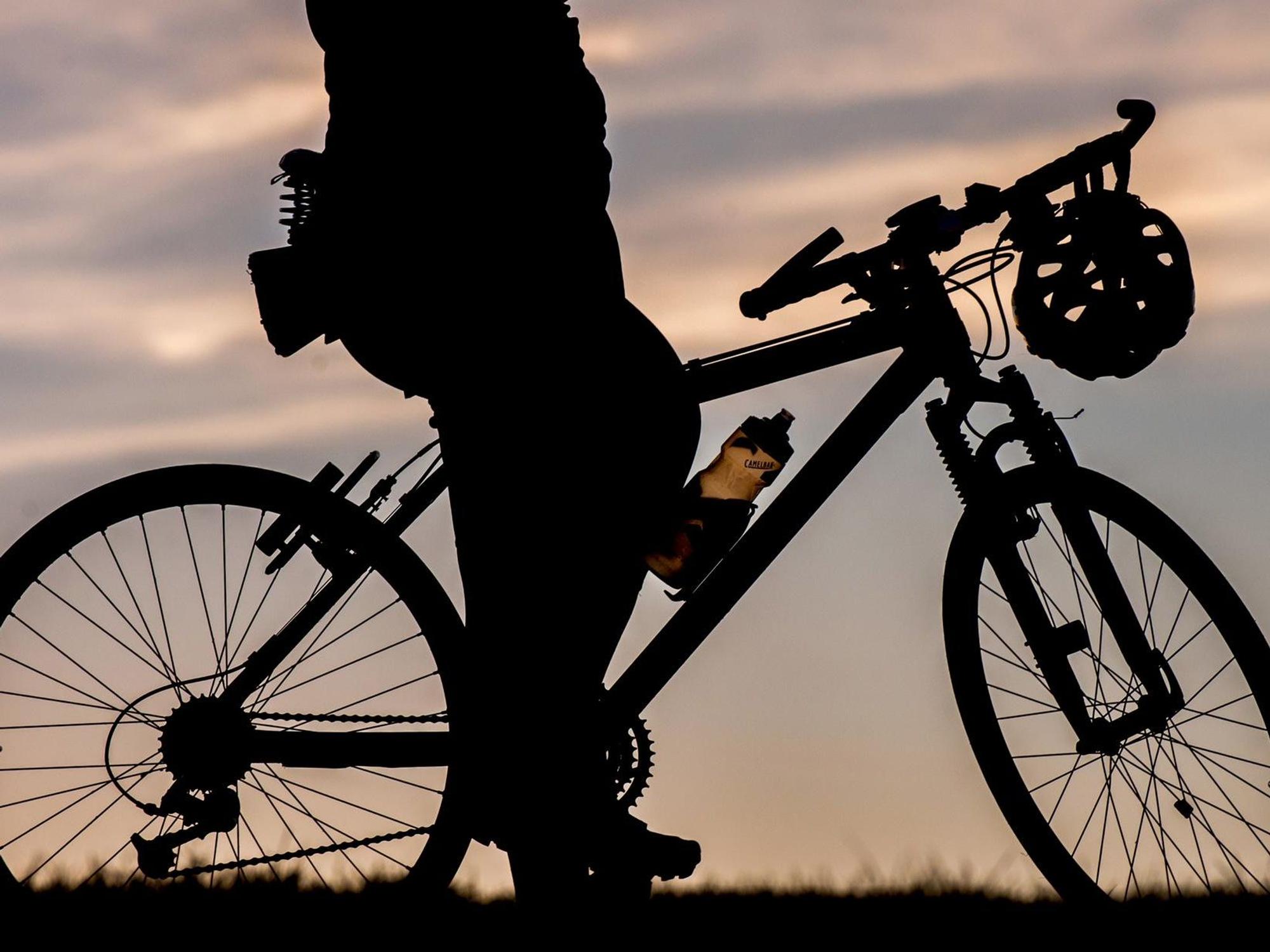 Der Fahrer eines Moutainbikes macht eine Pause.