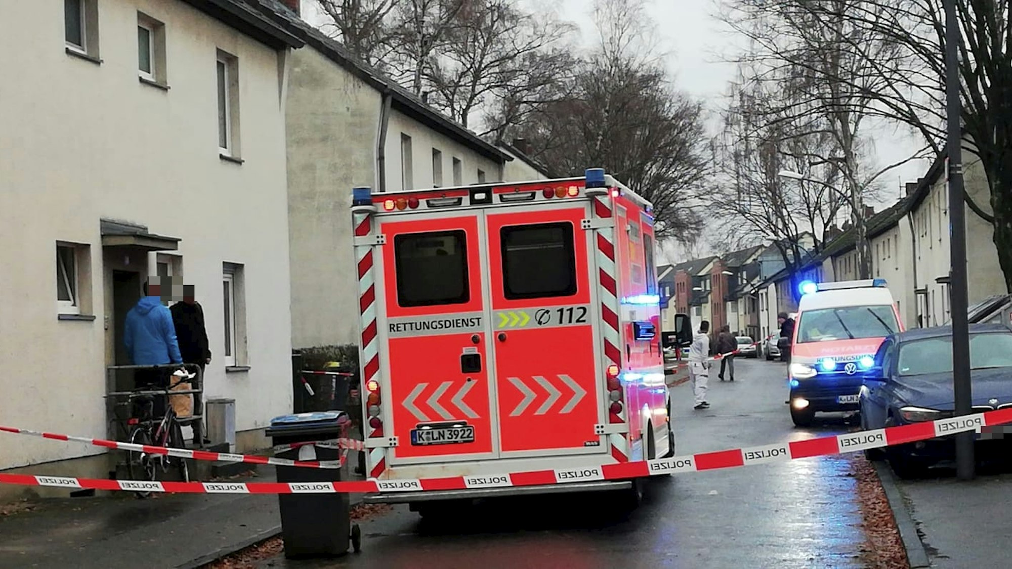 Einsatzfahrzeuge stehen auf der abgesperrten Straße.