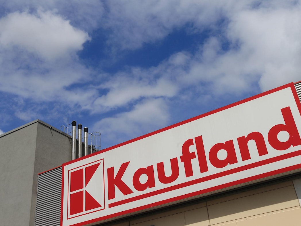 Ein Schild mit der Aufschrift Kaufland.