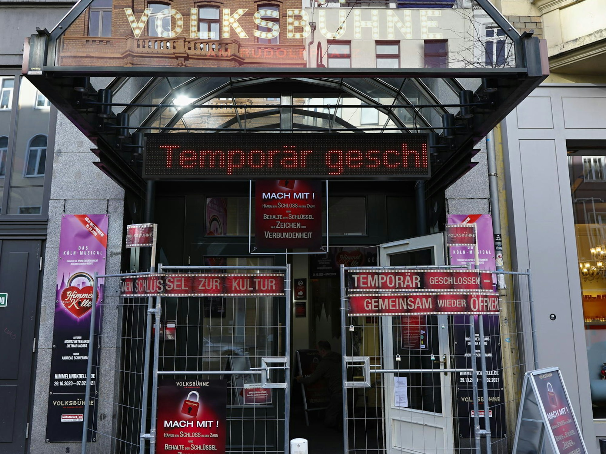 Bauzäune vor der Volksbühne am Rudolfplatz in Köln.