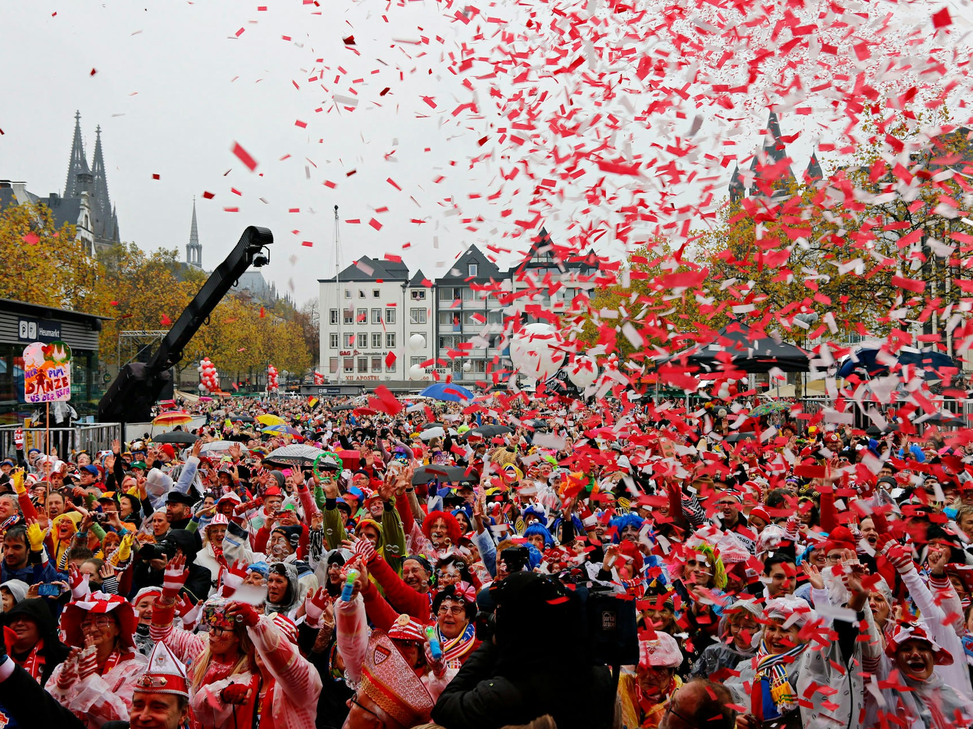 Am 11.11.2019 feiern Jecke die Sessionseröffnung Köln auf dem Kölner Heumarkt.