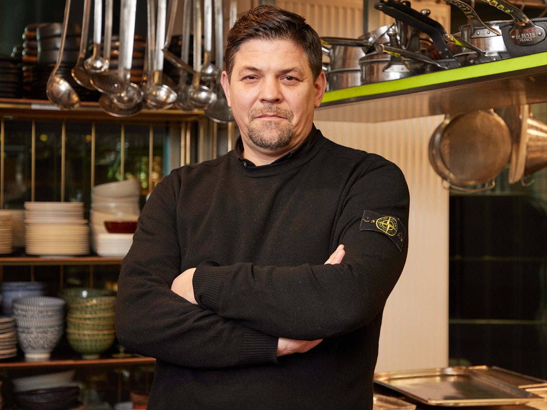 Tim Mälzer mit verschränkten Armen