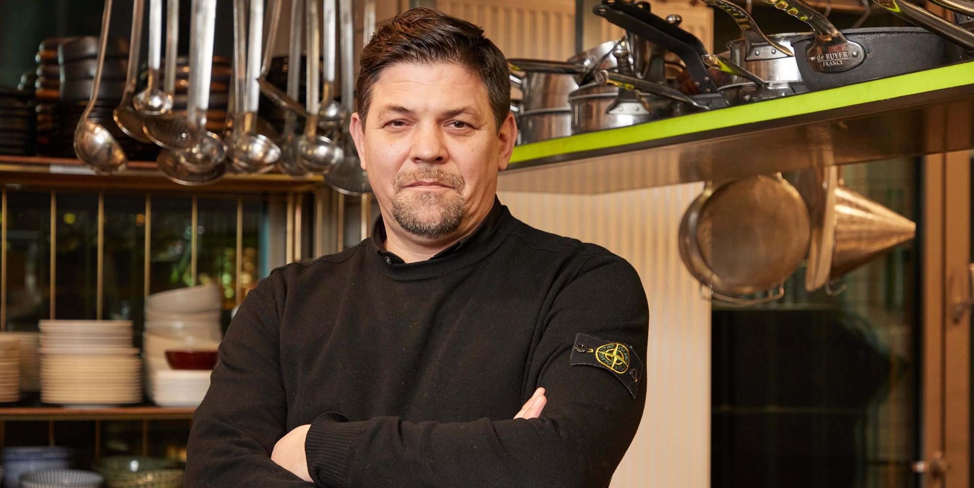 Tim Mälzer mit verschränkten Armen