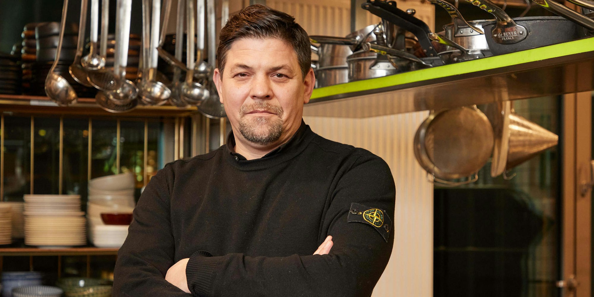 Tim Mälzer mit verschränkten Armen