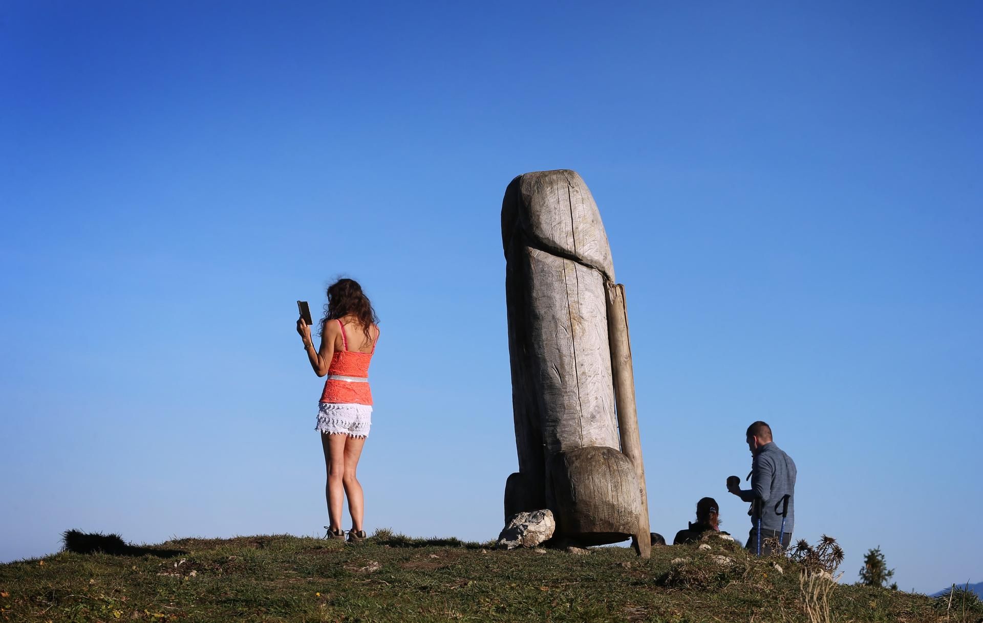 Holz-Penis Selfie
