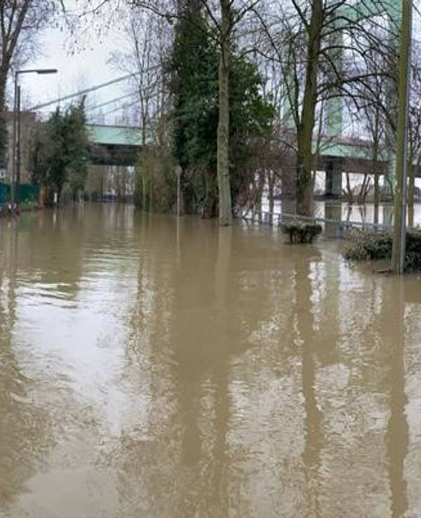 Das Poller Fischerhaus steht durch den steigenden Rhein-Pegel unter Wasser