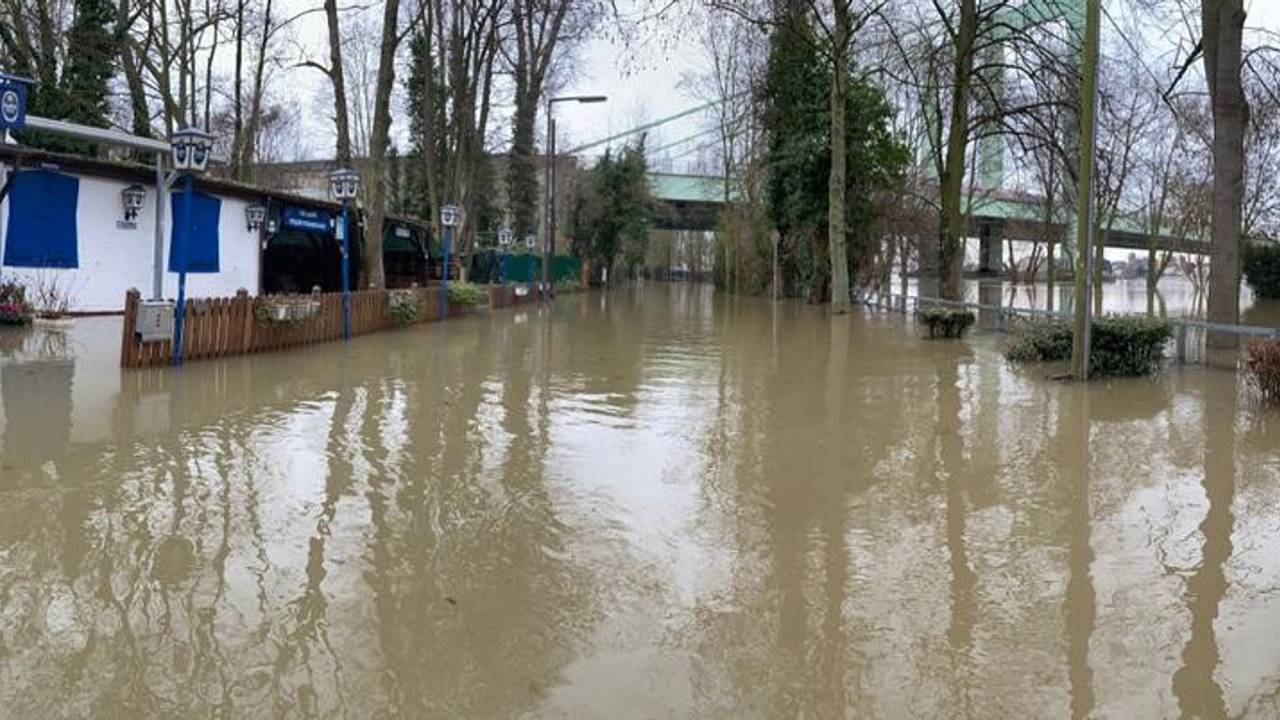 Das Poller Fischerhaus steht durch den steigenden Rhein-Pegel unter Wasser