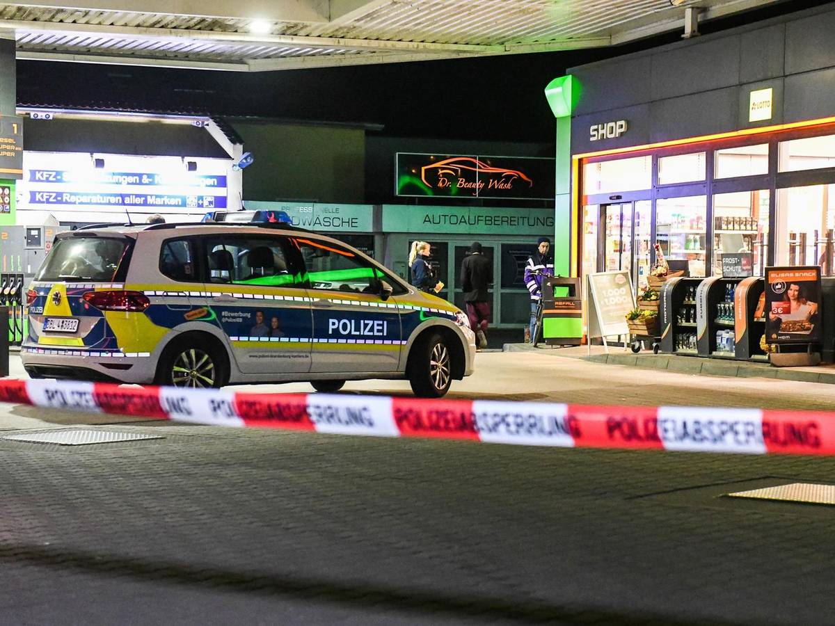 Polizeiabsperrung an einer Tankstelle.