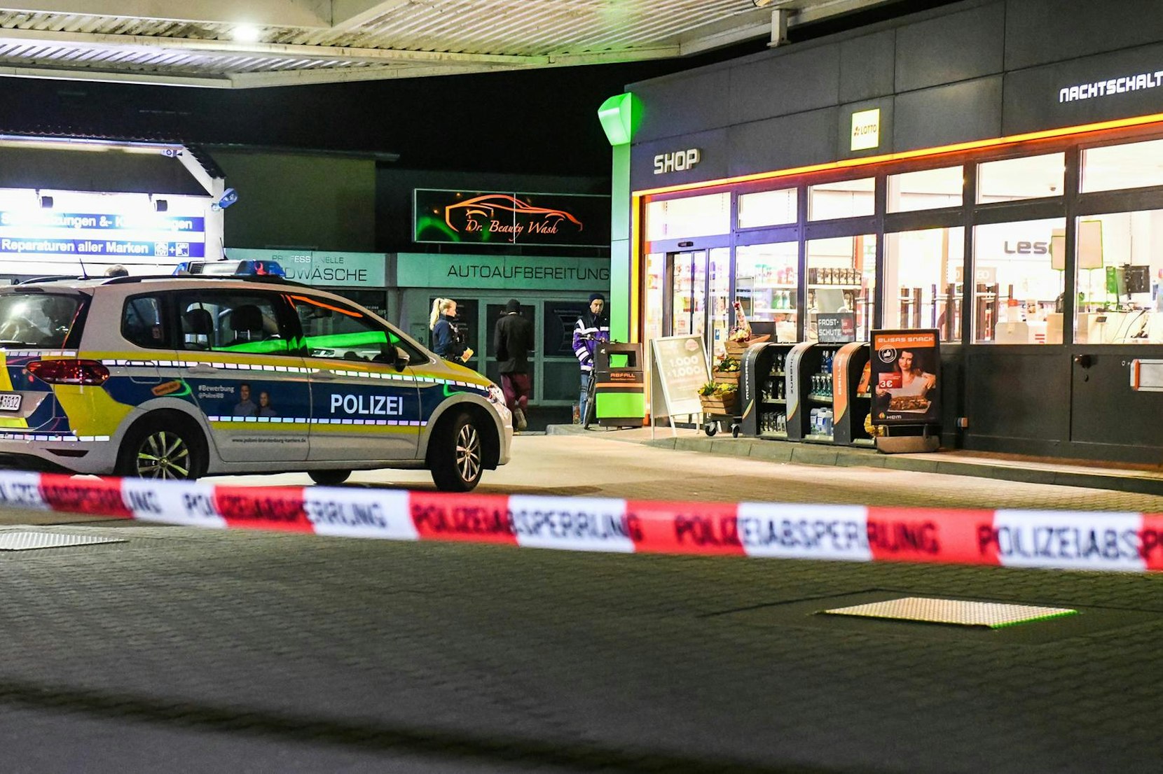 Polizeiabsperrung an einer Tankstelle.