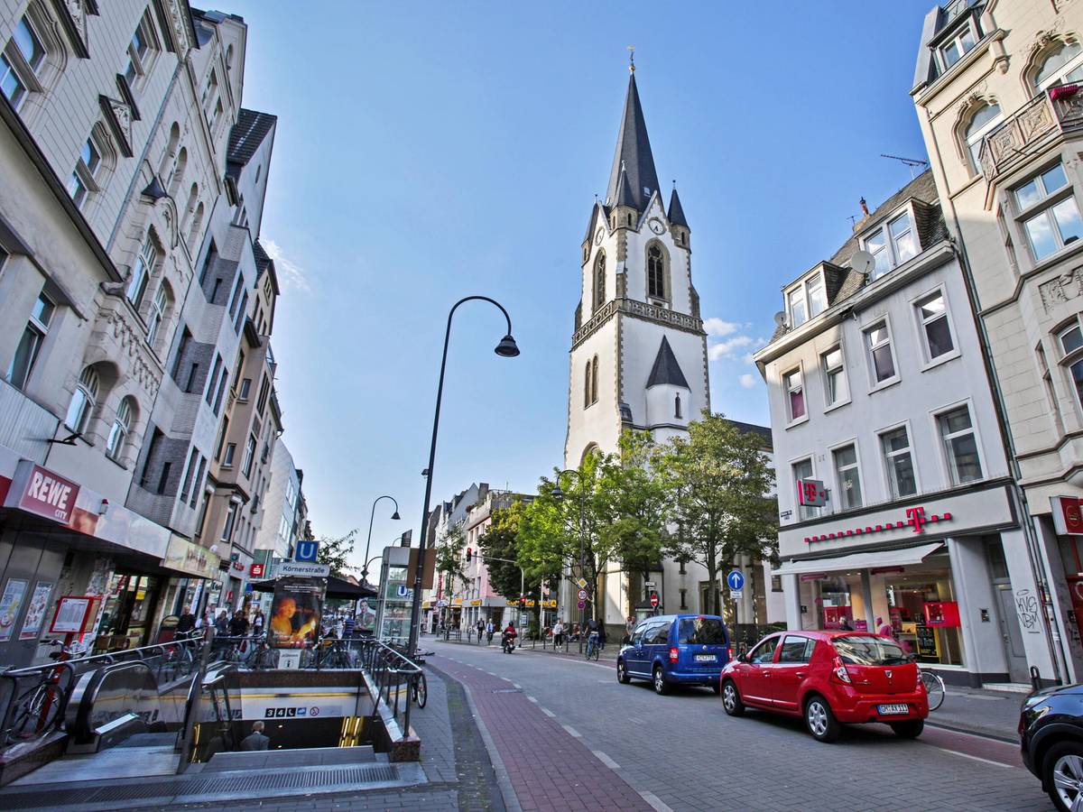 Autos fahren auf der Venloer Straße in Köln.