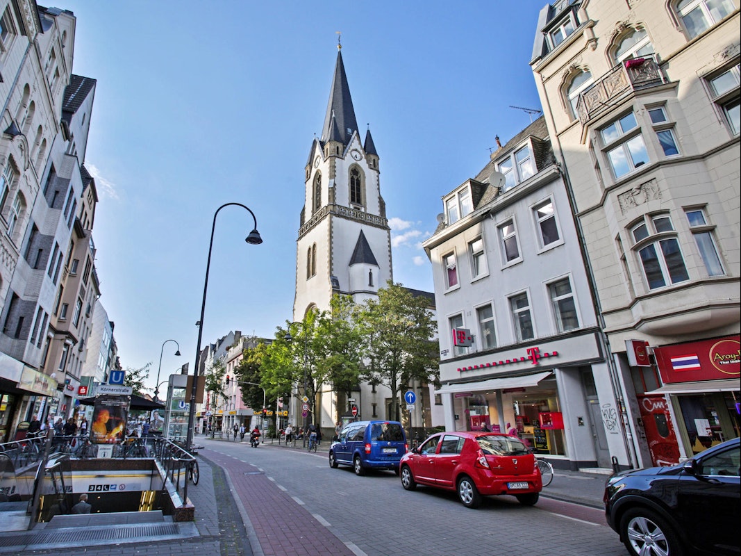 Autos fahren auf der Venloer Straße in Köln.