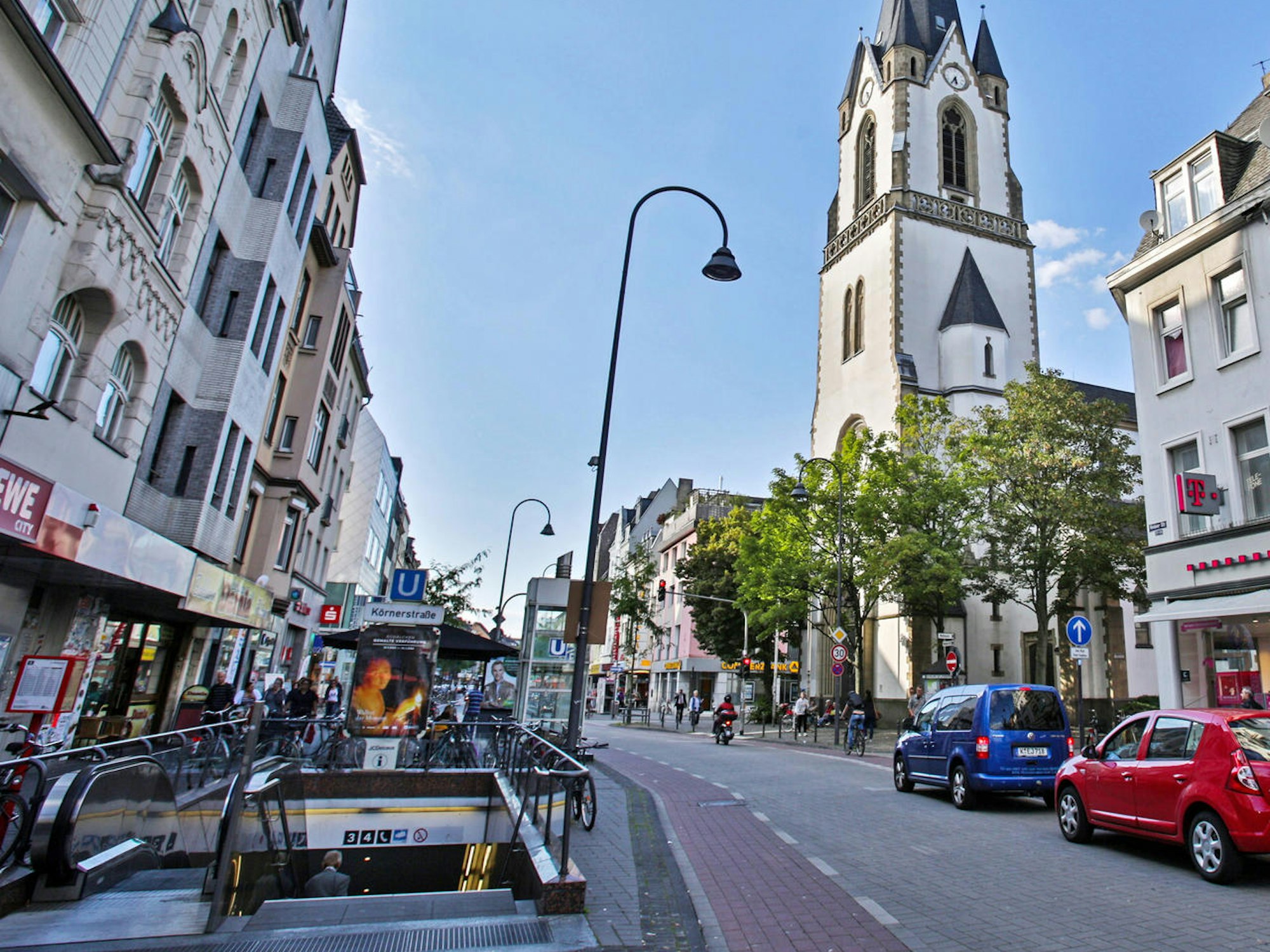 Autos fahren auf der Venloer Straße in Köln.