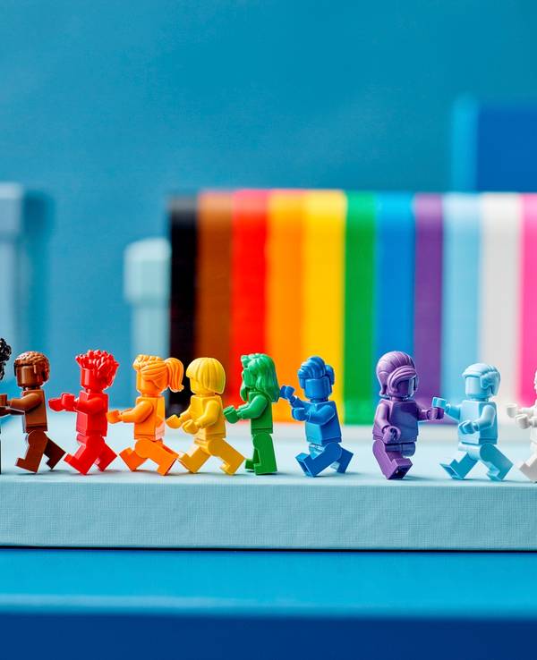 Lego-Figuren in den Farben der Pride-Flagge.