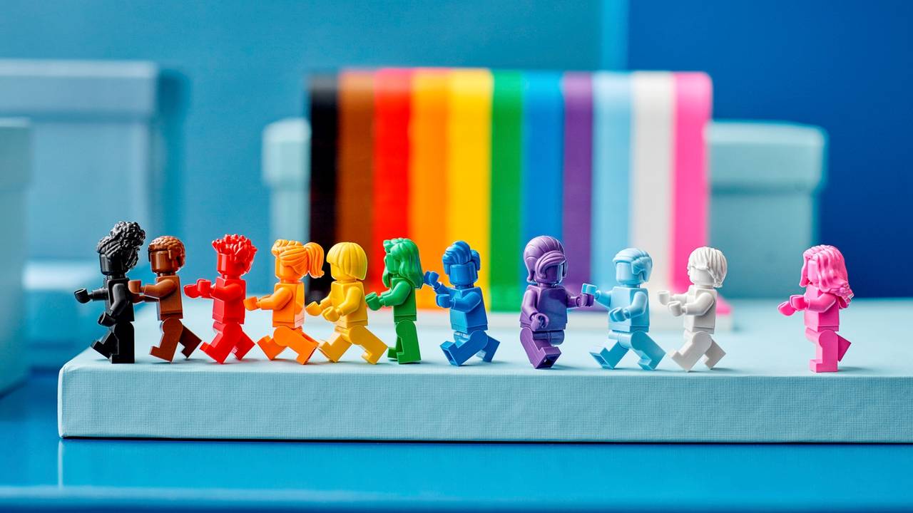 Lego-Figuren in den Farben der Pride-Flagge.