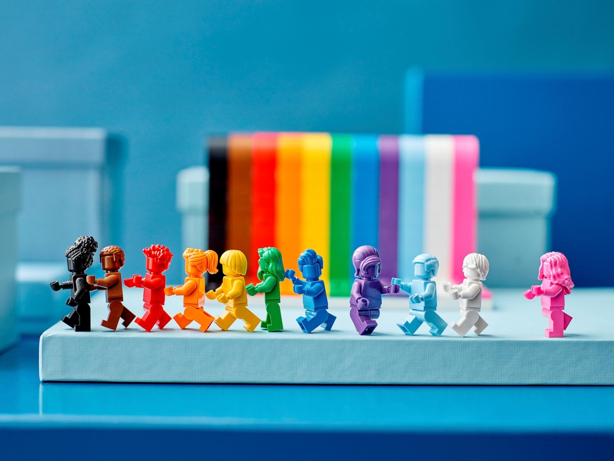 Lego-Figuren in den Farben der Pride-Flagge.
