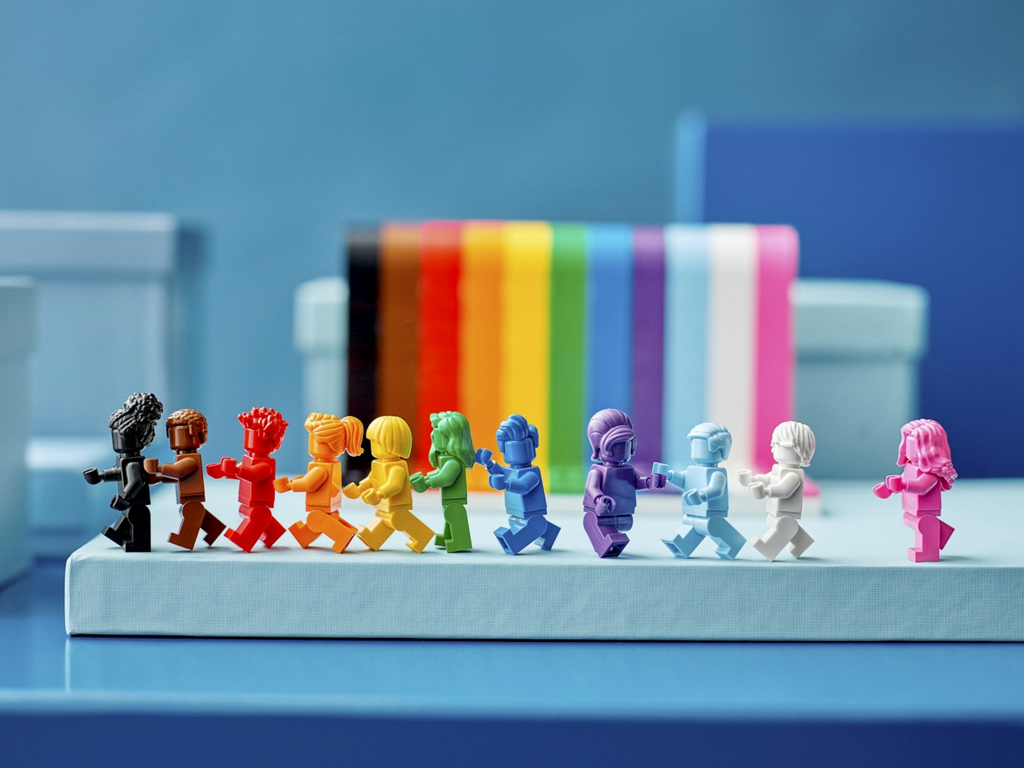 Lego-Figuren in den Farben der Pride-Flagge.