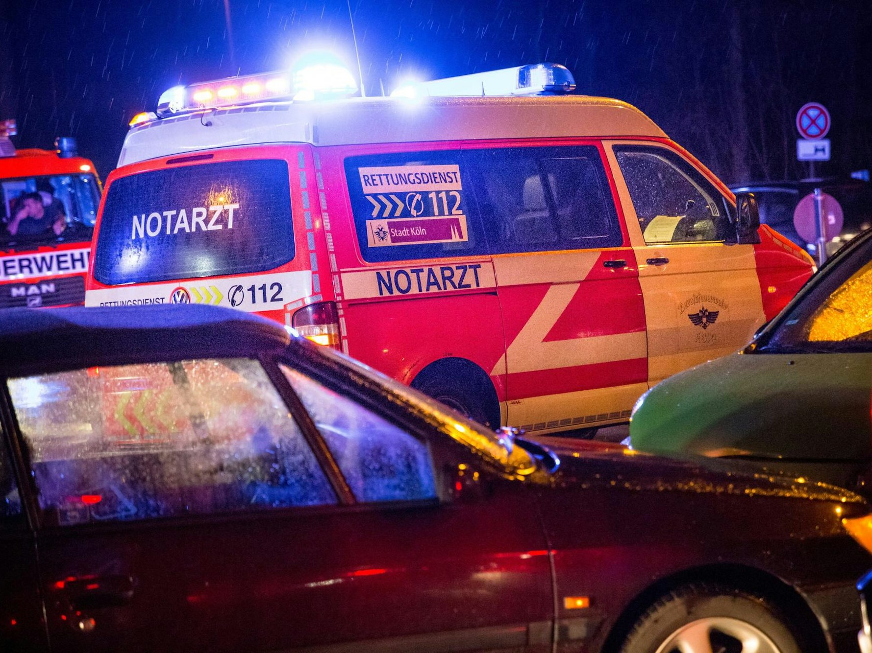 Die Frau wurde gerade in dem Rettungswagen (hier ein Symbolfoto von einem Einssatz) behandelt, als es zu dem Zwischenfall kam.